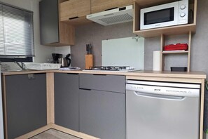 Réfrigérateur, micro-ondes, plaque de cuisson, lave-vaisselle