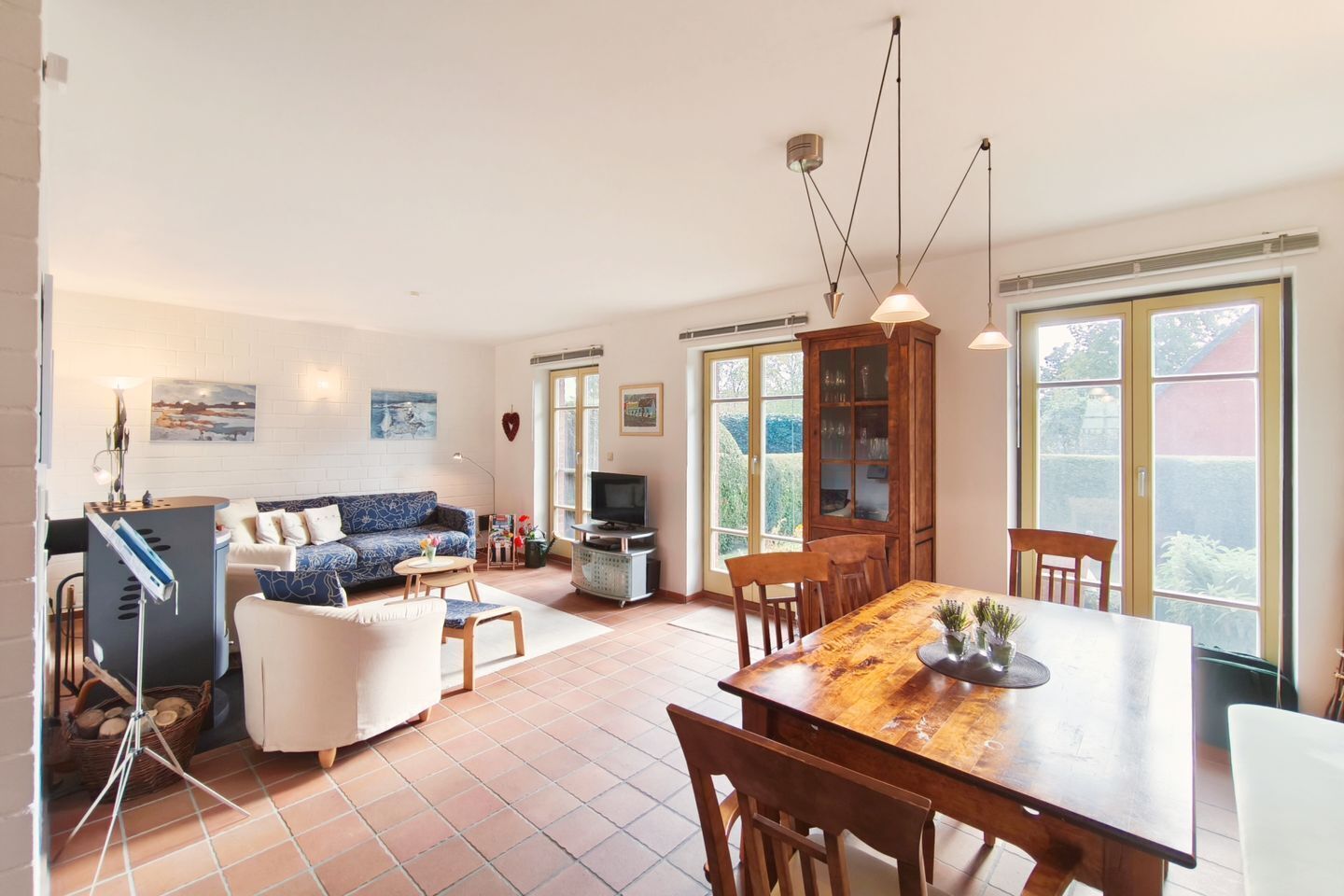 テレビ、暖炉、DVD プレーヤー、卓球台