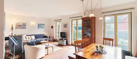 テレビ、暖炉、DVD プレーヤー、卓球台