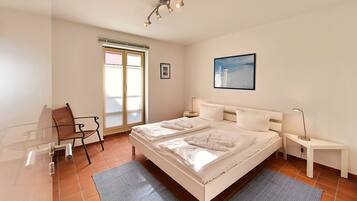 2 Schlafzimmer, Schreibtisch, Bügeleisen/Bügelbrett, WLAN