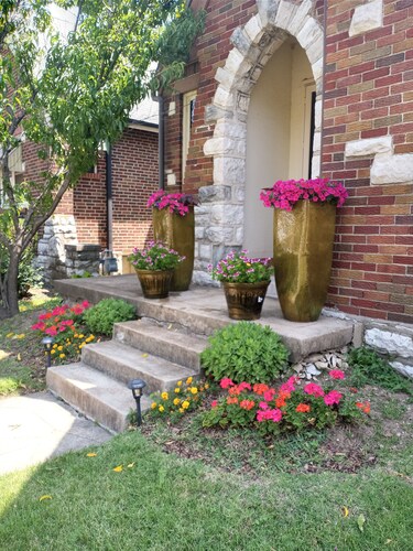 Charming 3BR STL Home • Sleeps 6 • Free Parking