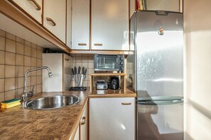 Apartament bàsic | Cuina privada | Frigorífic, microones, forn i placa de cuina 