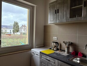 Een koelkast, een oven, een kookplaat, een vaatwasser
