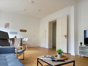 Smart TV, music library, video library - Charming Historic Apartment in a Central Location (Holzwickede)