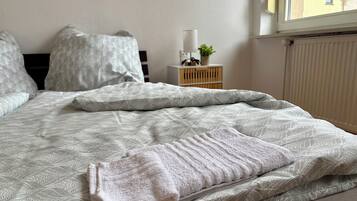 2 dormitorios, tabla de planchar con plancha, wifi gratis y ropa de cama