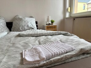 2 slaapkamers, een strijkplank/strijkijzer, gratis wifi, beddengoed