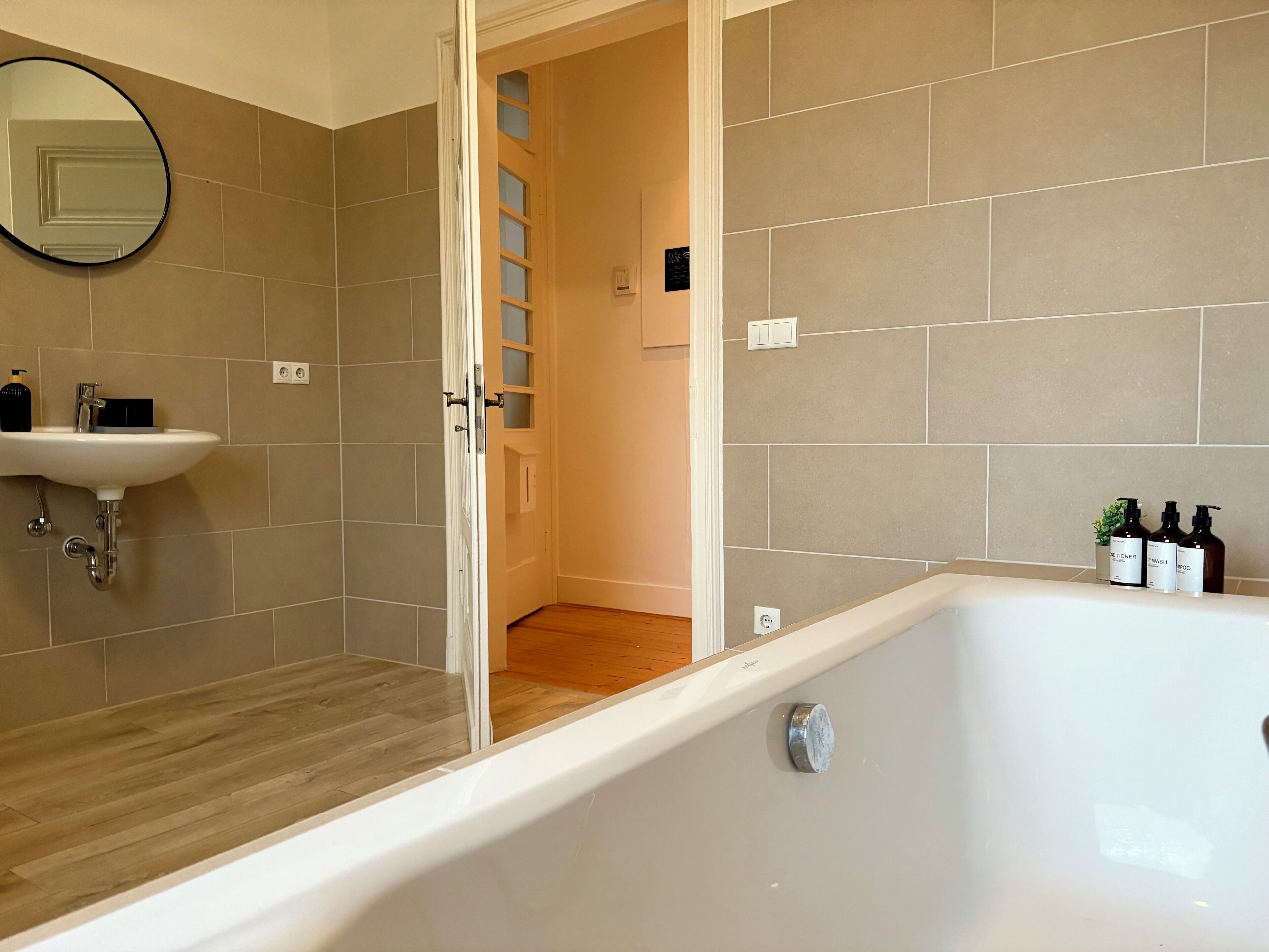 Toalhas de banho, sabonete, shampoo, papel higiênico