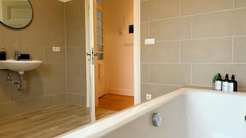 Toalhas de banho, sabonete, shampoo, papel higiênico