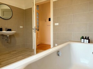 Toallas, jabón, shampoo, papel higiénico