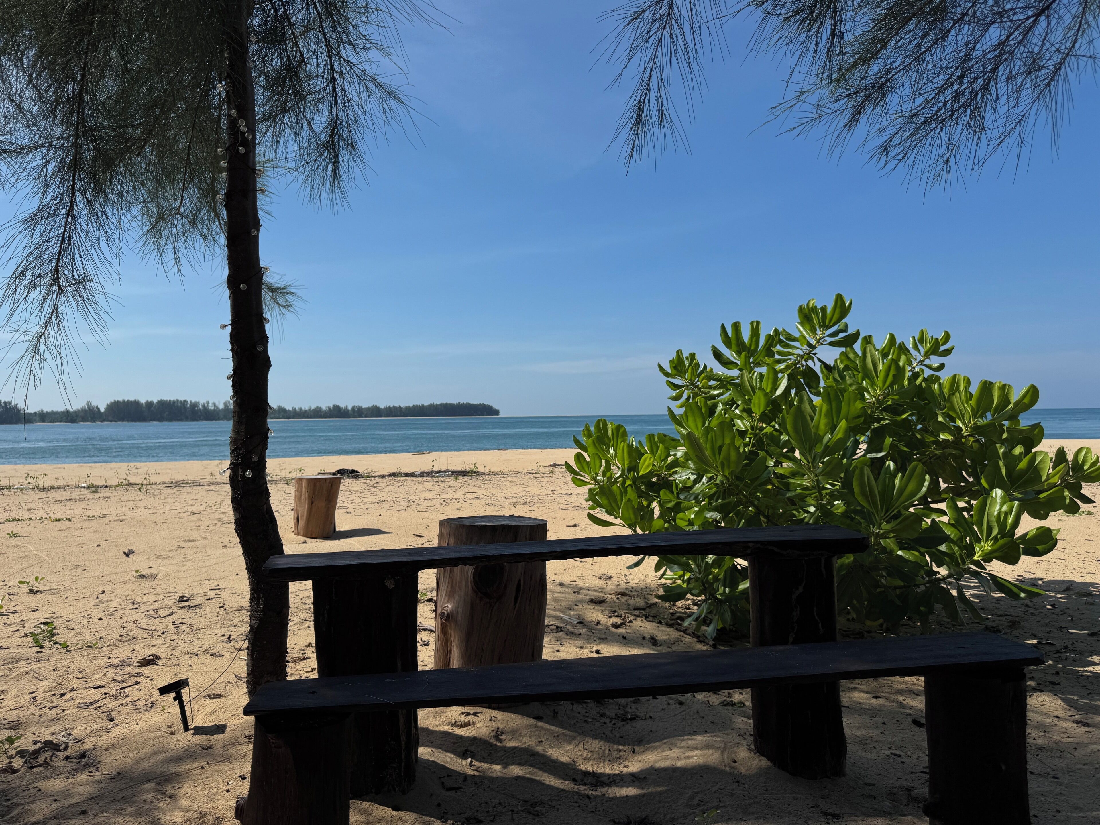 En la playa, playa de arena blanca, sombrillas y toallas de playa 