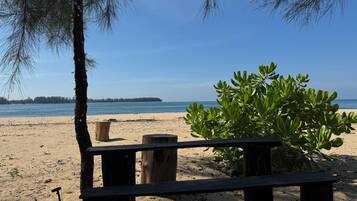 En la playa, playa de arena blanca, sombrillas y toallas de playa