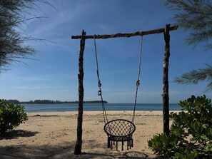 On the beach, white sand, beach umbrellas, beach towels - Marinthara Homestay (Khura Buri)