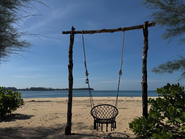 On the beach, white sand, beach umbrellas, beach towels - Marinthara Homestay (Tambon Ko Phra Thong)