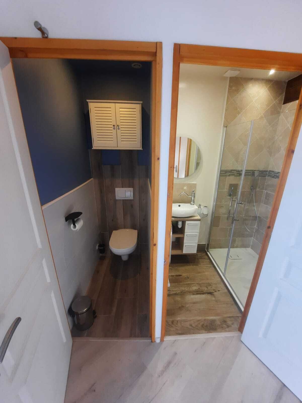 Sèche-cheveux, serviettes fournies, papier toilette