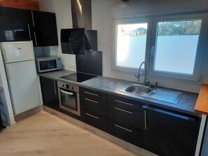 Wasserkocher mit Kaffee-/Teezubehör, Kühlschrank, Mikrowelle, Ofen