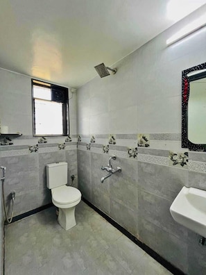 Super Deluxe Room | Bathroom | Free toiletries, towels, soap, shampoo