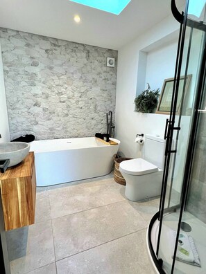 Bungalow, 2 Bedrooms, Garden View | Bathroom - Newly Refurbished Bungalow- Large Garden- Parking (Ringwood)