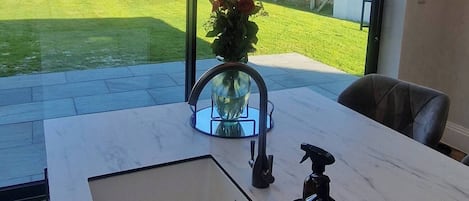 Bungalow, 2 soverom, hageutsikt | Innvendig