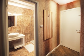 Een haardroger, handdoeken, zeep, toiletpapier