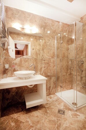 Hair dryer, towels, soap, toilet paper - Kroko Peaceful studio with Terrace in Strong Center with Private Garage (Beograd)