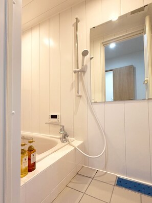 Shower, hair dryer, towels, toilet paper - 3-Bedroom Japanese-Style Home for 6 Guests (Osaka)