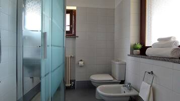 Dusche, Haartrockner, Bidet, Handtücher
