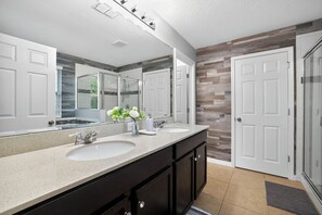 Shower, hair dryer, towels, soap - Resort Style - Spacious 5-BRM house in beautiful Davenport- Minutes to Disney (Davenport)
