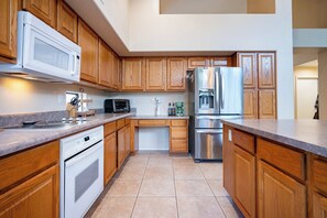 Fridge, microwave, oven, stovetop - Relaxing 4BR House w/ Pool Near Golf Club & Lake (Chandler)