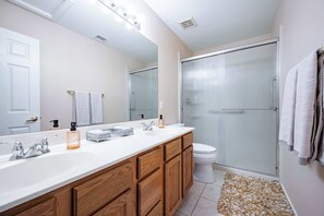 Shower, hair dryer, towels, shampoo - Relaxing 4BR House w/ Pool Near Golf Club & Lake (Chandler)