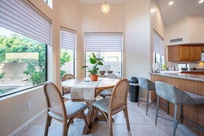 Dining - Relaxing 4BR House w/ Pool Near Golf Club & Lake (Chandler)