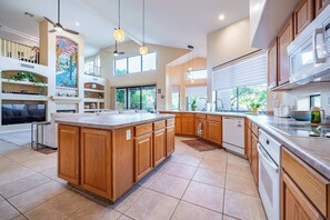 Fridge, microwave, oven, stovetop - Relaxing 4BR House w/ Pool Near Golf Club & Lake (Chandler)