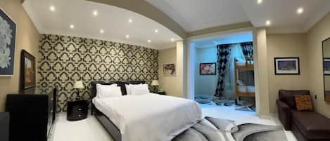 3 habitaciones, tabla de planchar con plancha, wifi y ropa de cama