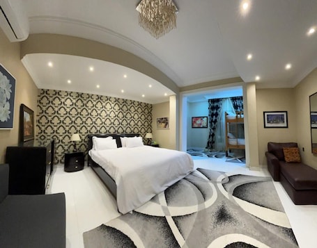 3 bedrooms, iron/ironing board, WiFi, bed sheets. Pleasant 3-bedroom villa with excquisite outdoor dinning at Baraka home Sharjah