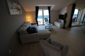 Smart TV - Seaside 3-Bedroom Luxury Penthouse (Stara Novalja)