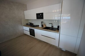 Frigorifero, microonde, forno, piano cottura