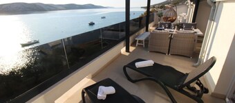 Seaside 3-Bedroom Luxury Penthouse