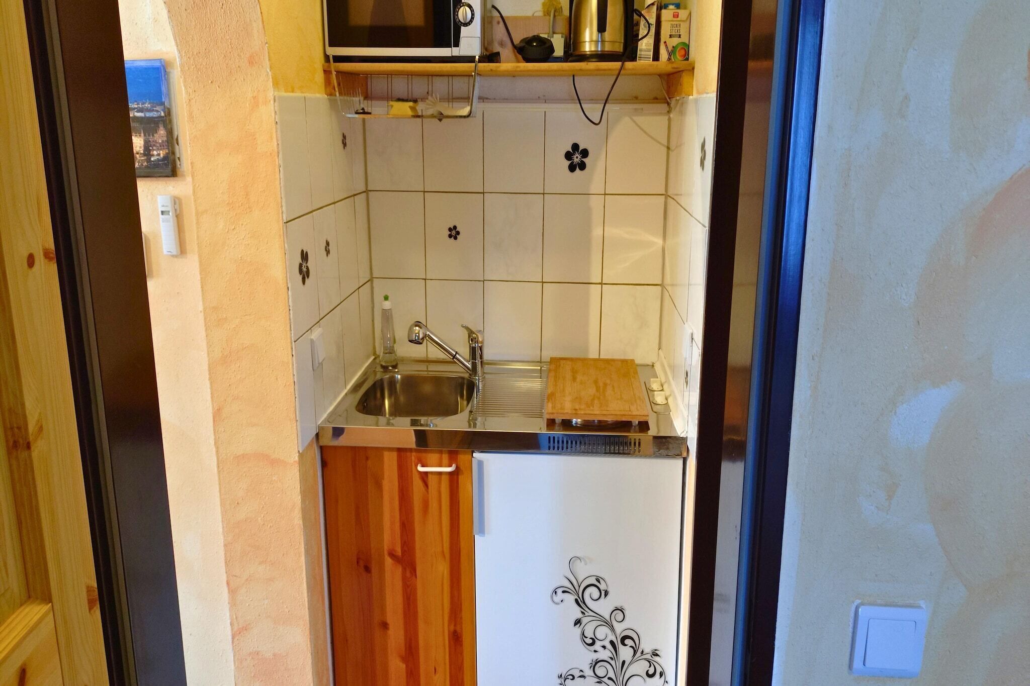 Kühlschrank, Mikrowelle, Herdplatte, Wasserkocher mit Kaffee-/Teezubehör
