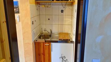 Kühlschrank, Mikrowelle, Herdplatte, Wasserkocher mit Kaffee-/Teezubehör