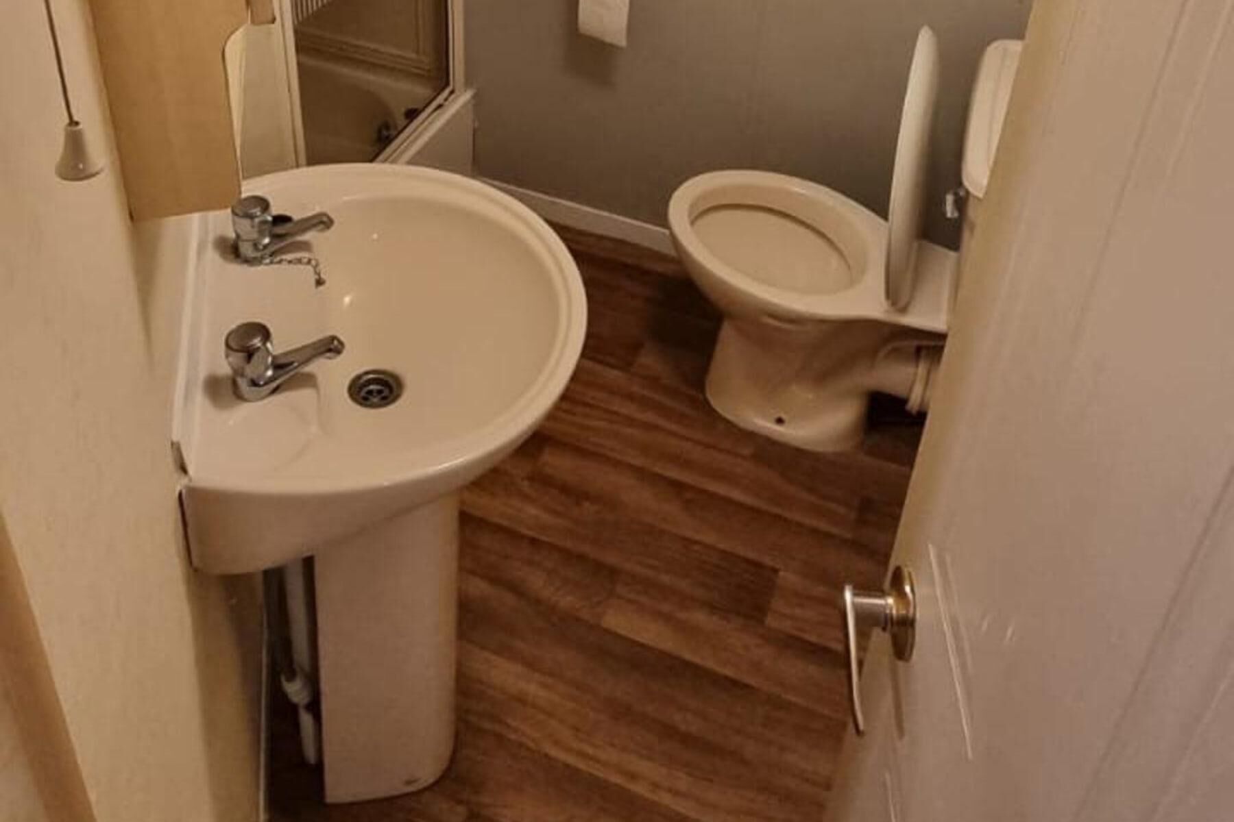 Une salle de bain avec un lavabo et des toilettes.