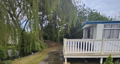 Caravan - Sleeps 6 - Pets Ok - Parking