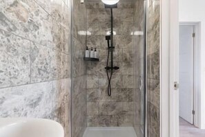 Bathroom - New! Delightful 2BR Flat in Woolwich (Greater London)