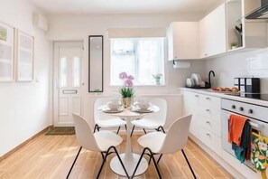 Fridge, microwave, oven, stovetop - New! Delightful 2BR Flat in Woolwich (Greater London)