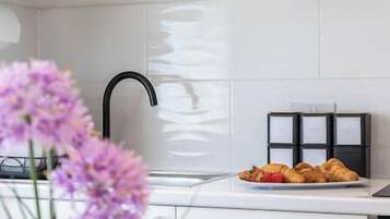 Coffee/tea maker, fridge, microwave, oven