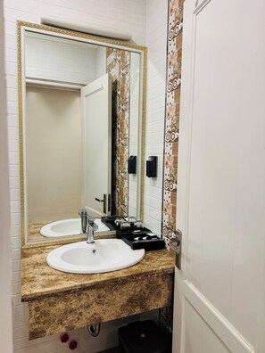 Basic Room | Bathroom | Free toiletries, hair dryer, towels, soap - Golden Central Hotel Trang Bang (Tay Ninh)