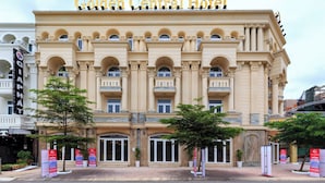 Esterno dell'Hotel Golden Central, caratterizzato da un'architettura classica, ampie finestre e un ingresso imponente.