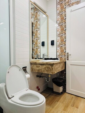 Basic Room | Bathroom