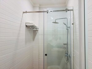 Basic Room | Bathroom | Free toiletries, hair dryer, towels, soap - Golden Central Hotel Trang Bang (Tay Ninh)