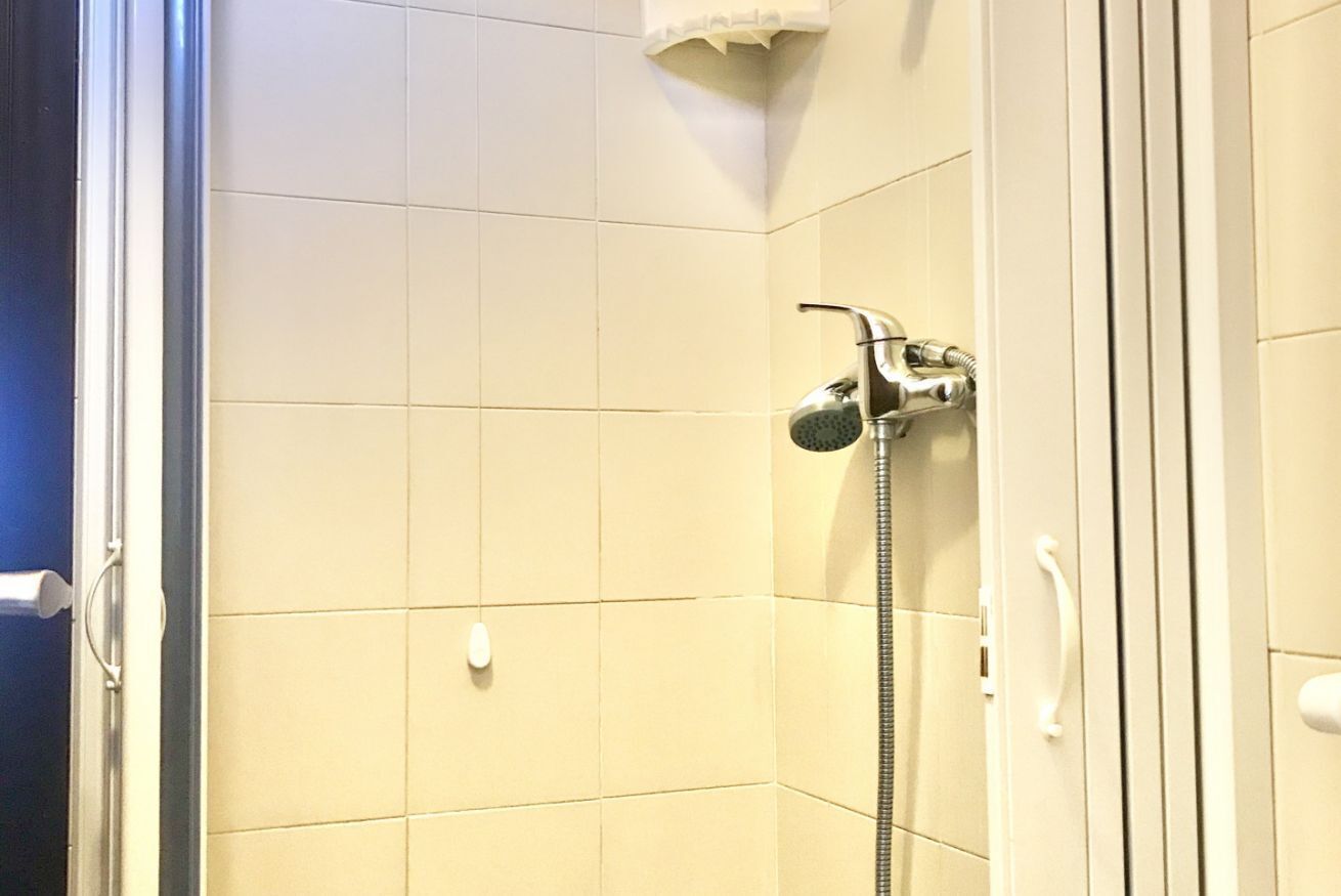 Een douche, een bidet, handdoeken