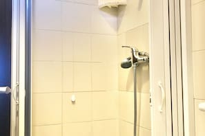 Dusche, Bidet, Handtücher