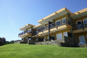 Exterior - Comfortable 28 sq. m. two-room apartment featuring a fully equipped kitchenette, a double sofa bed, two single beds, and a private bathroom with shower, bidet, and hairdryer. The apartment also features an outdoor space with sea views, a patio or terrace (Stintino)